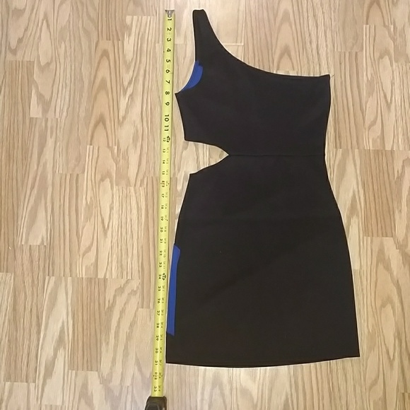 Dress with cut out on the side - Picture 2 of 2